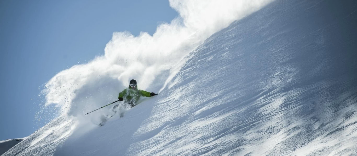 Σοκαριστικό βίντεο - Σκιέρ χάνει τον έλεγχο, πέφτει σε δέντρο και χάνει τη ζωή του